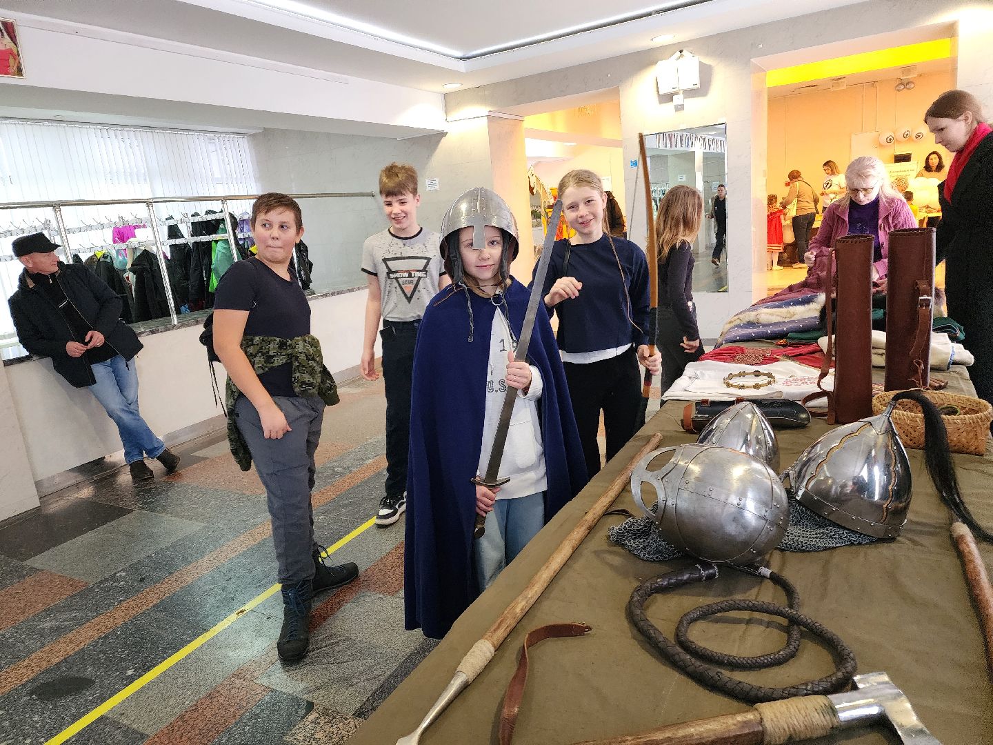 Чехов, дворец культуры дружба, день народного единства, мастер-классы, каллиграфия, тряпичные куклы, фланкировка шашками, сыродавленное масло, народные забавы, средневековое оружие, выставка, ярмарка,вертикалки, вертикальное видео,