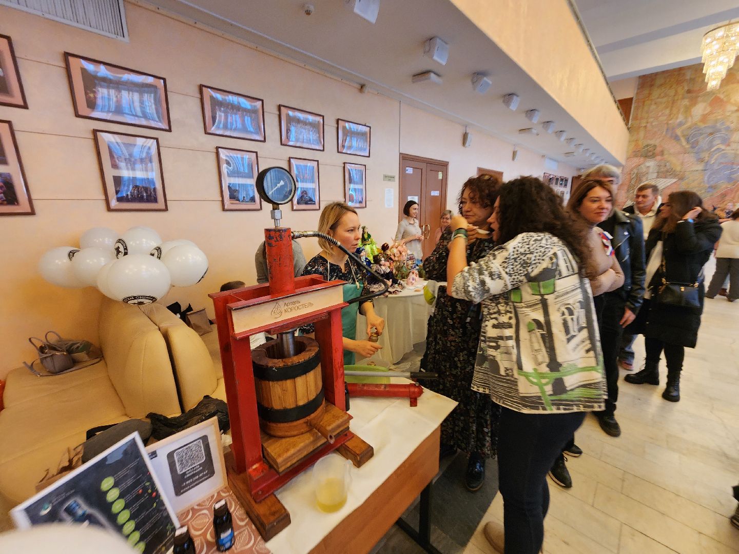 Чехов, дворец культуры дружба, день народного единства, мастер-классы, каллиграфия, тряпичные куклы, фланкировка шашками, сыродавленное масло, народные забавы, средневековое оружие, выставка, ярмарка,вертикалки, вертикальное видео,