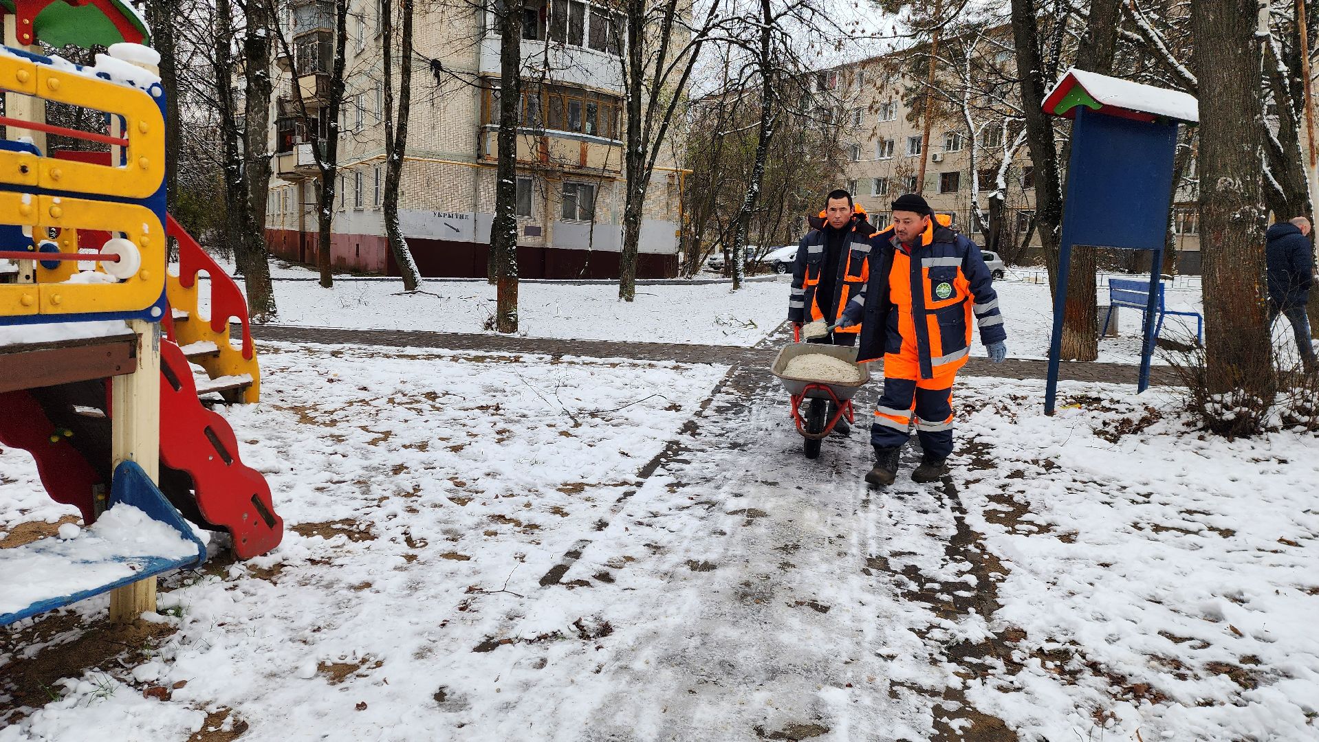 тротуар, гололед, реагенты, безопасность пешеходов, вертикалка,