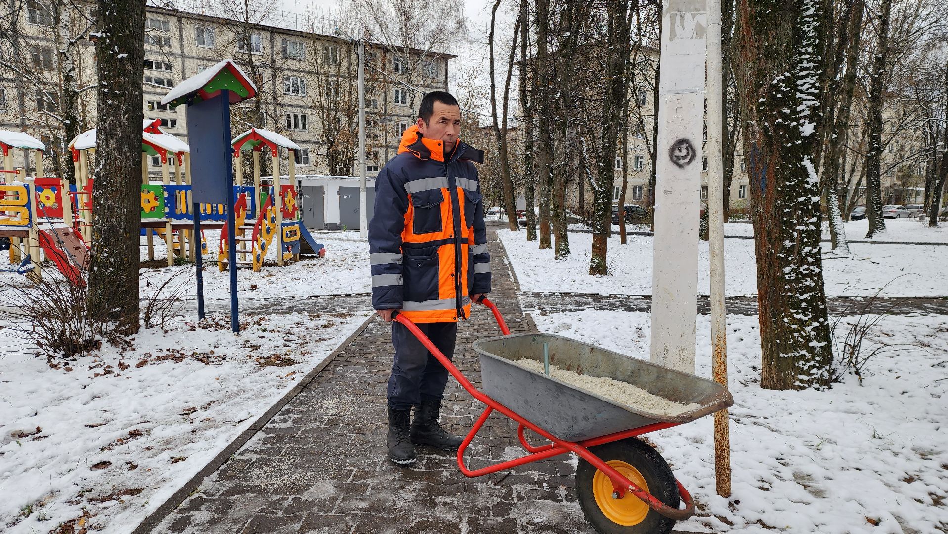 тротуар, гололед, реагенты, безопасность пешеходов, вертикалка,