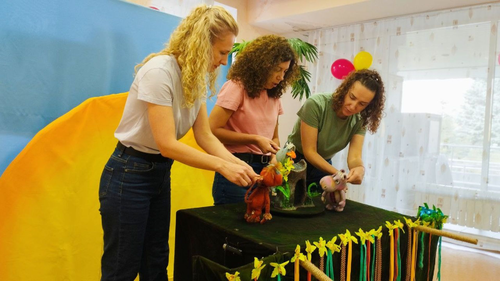 вертикалка, дети, кукольный спекаткль, дружба, центр социального обслуживания, подарки, волонтеры,