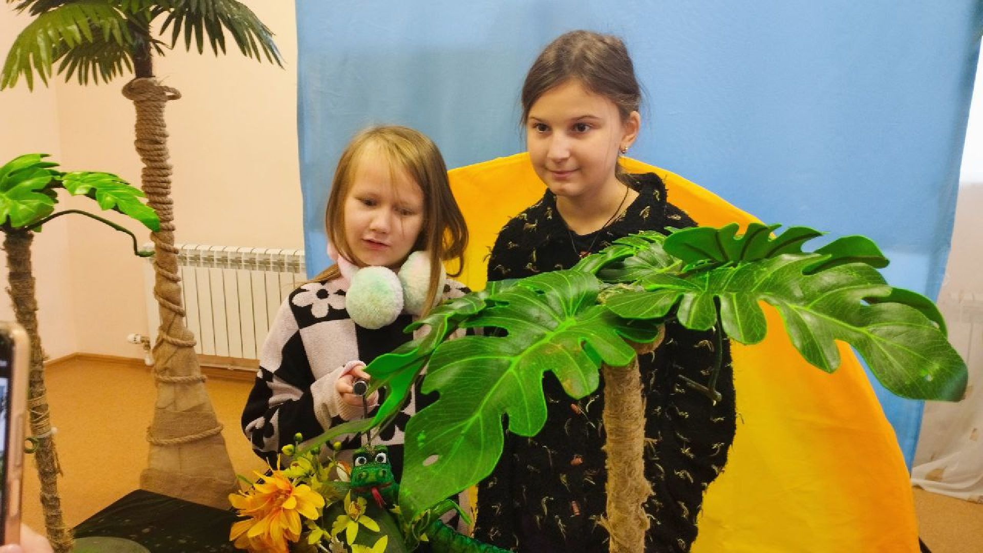 вертикалка, дети, кукольный спекаткль, дружба, центр социального обслуживания, подарки, волонтеры,