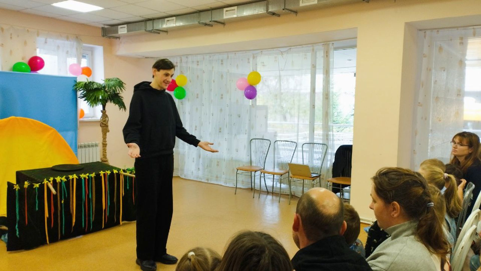 вертикалка, дети, кукольный спекаткль, дружба, центр социального обслуживания, подарки, волонтеры,