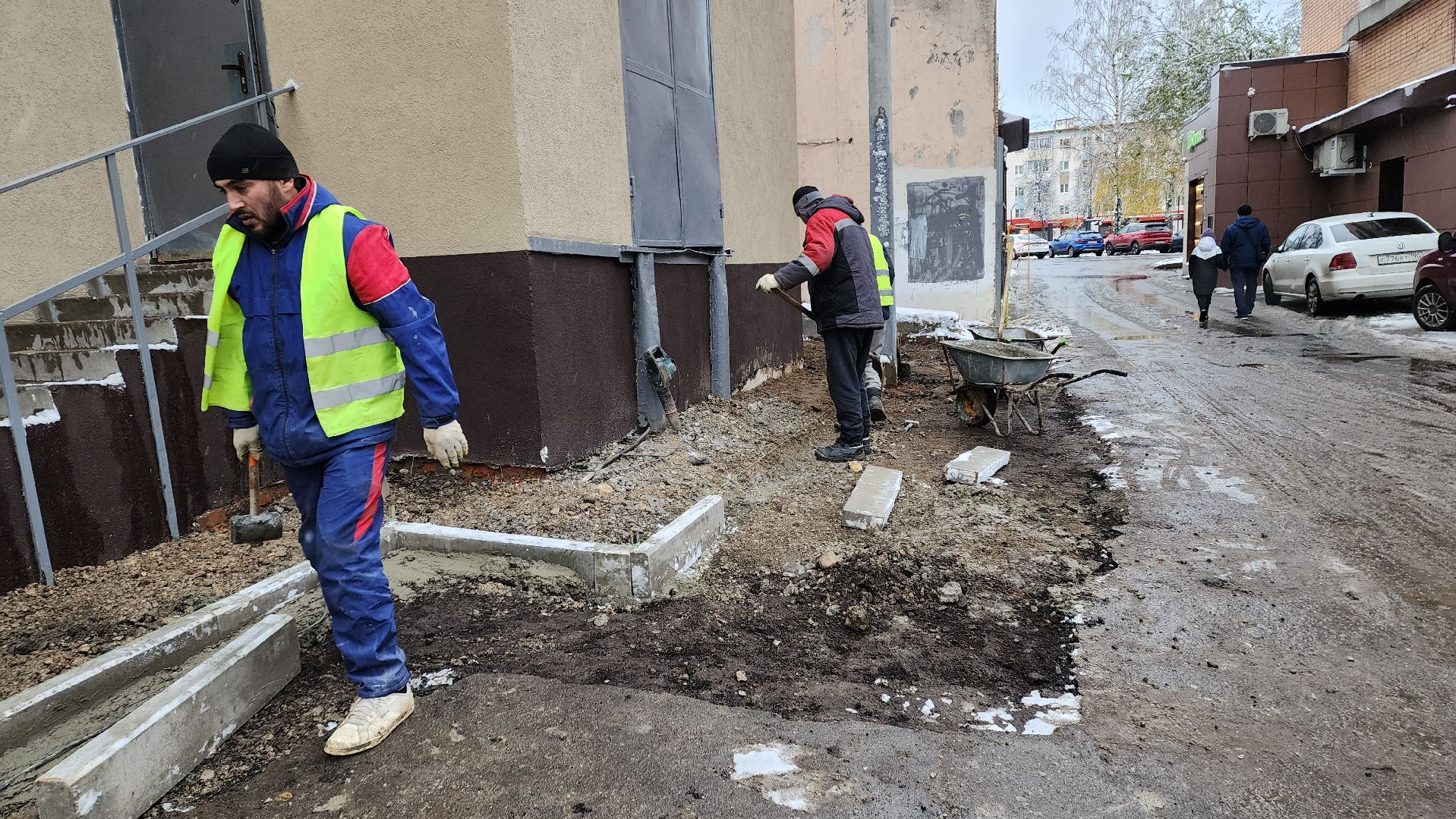 пушкино, отмостка дома, асфальтовое покрытие, капремонт, стоянка, вертикалка, рабочие, благоустройство,