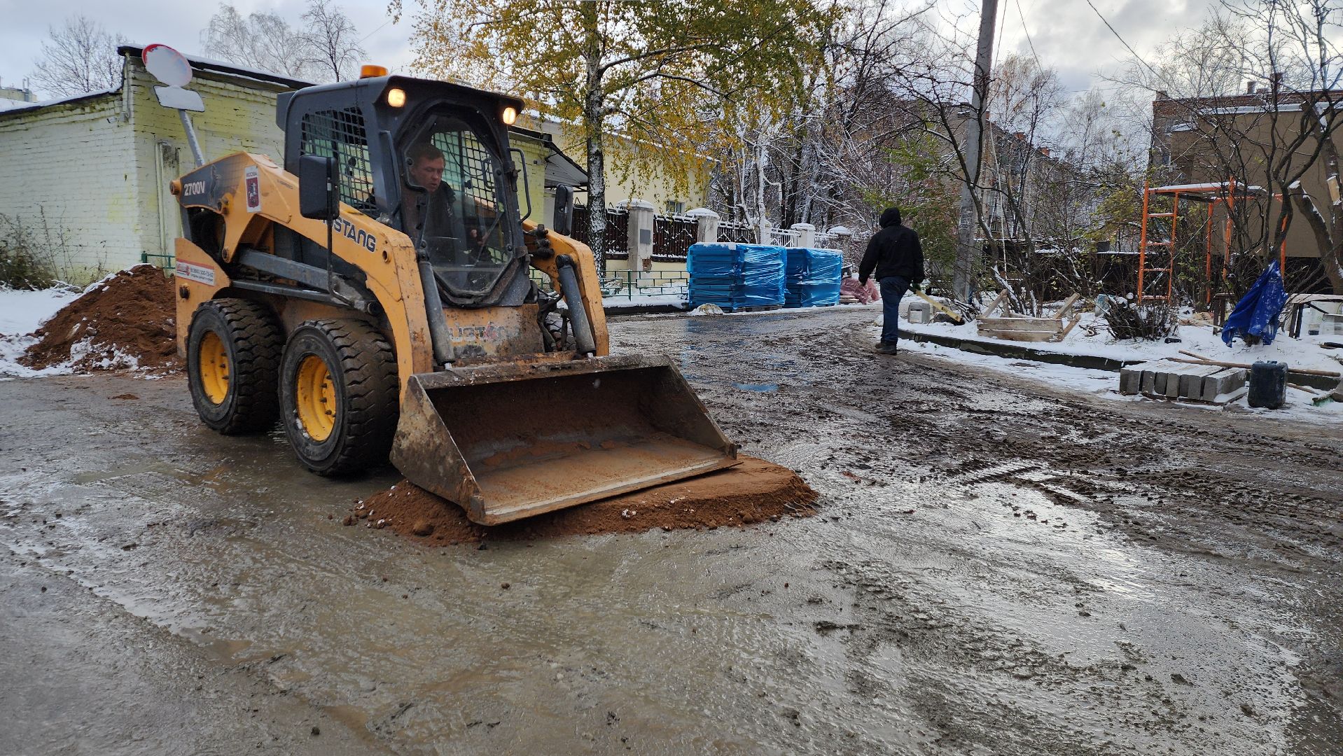 пушкино, отмостка дома, асфальтовое покрытие, капремонт, стоянка, вертикалка, рабочие, благоустройство,