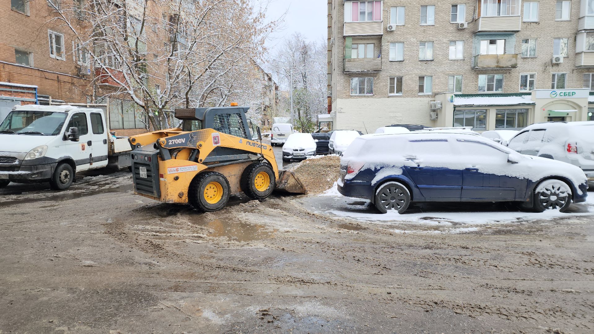 пушкино, отмостка дома, асфальтовое покрытие, капремонт, стоянка, вертикалка, рабочие, благоустройство,