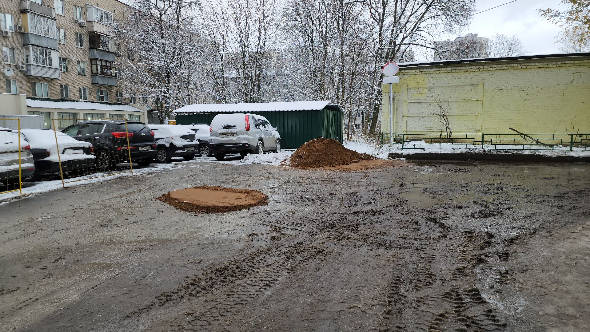 пушкино, отмостка дома, асфальтовое покрытие, капремонт, стоянка, вертикалка, рабочие, благоустройство,