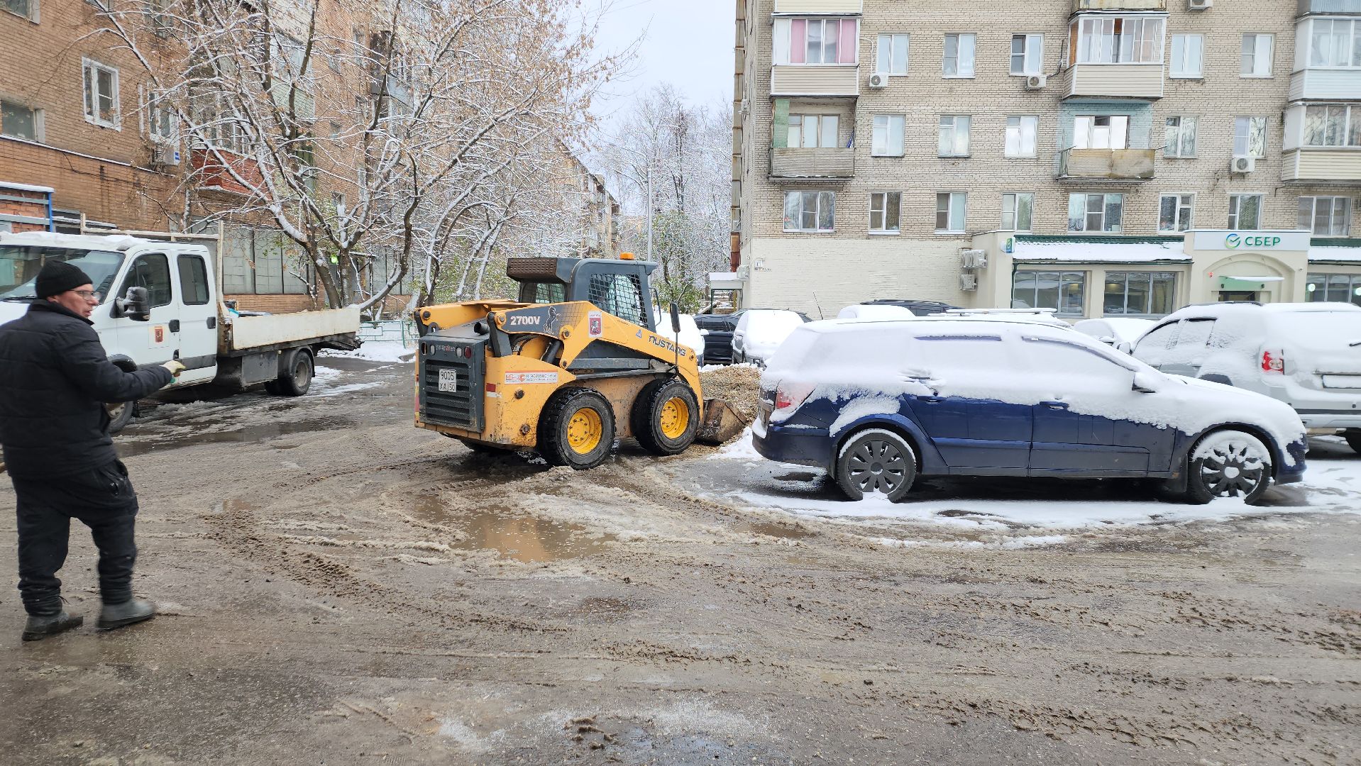пушкино, отмостка дома, асфальтовое покрытие, капремонт, стоянка, вертикалка, рабочие, благоустройство,