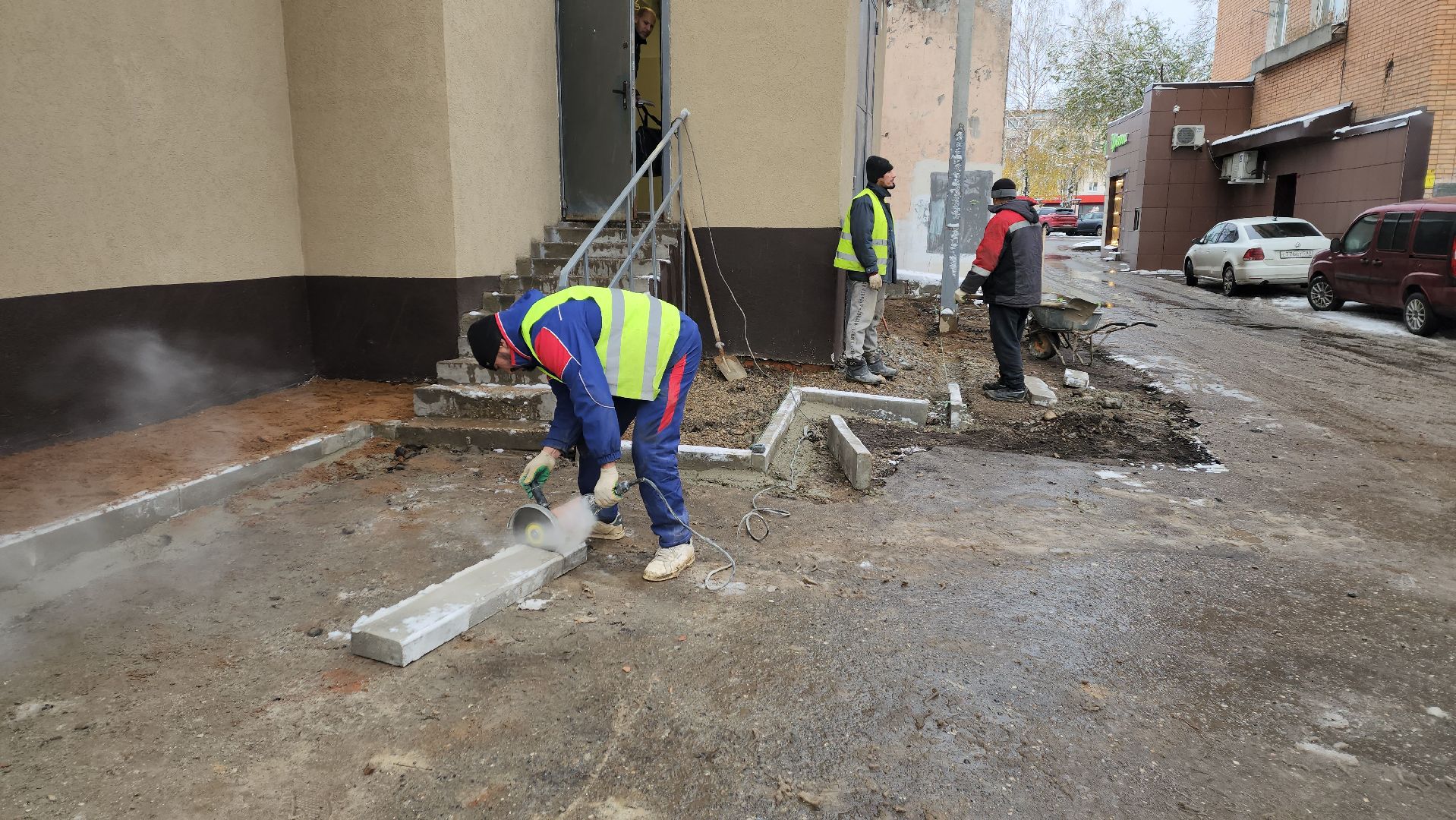 пушкино, отмостка дома, асфальтовое покрытие, капремонт, стоянка, вертикалка, рабочие, благоустройство,