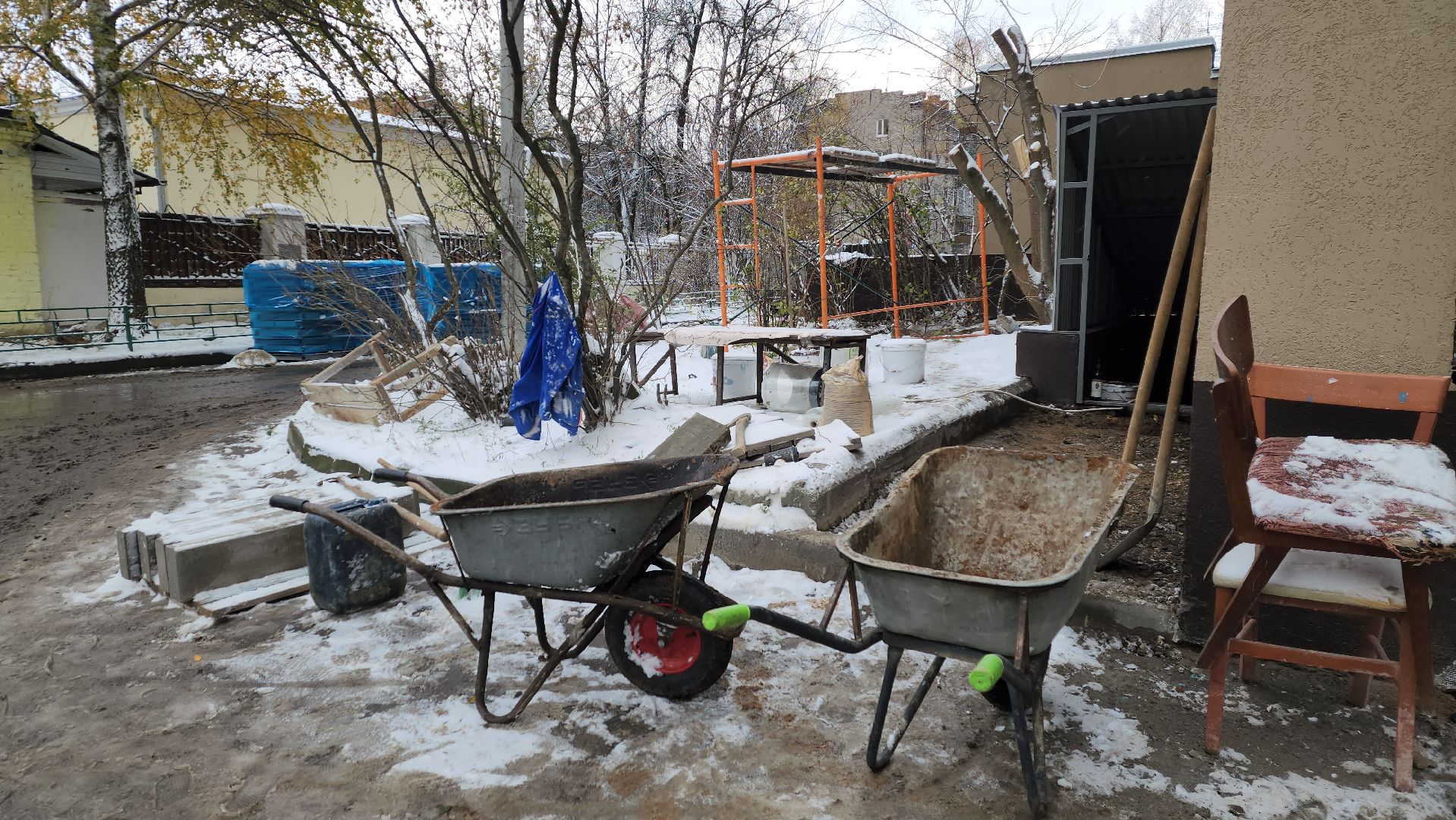 пушкино, отмостка дома, асфальтовое покрытие, капремонт, стоянка, вертикалка, рабочие, благоустройство,