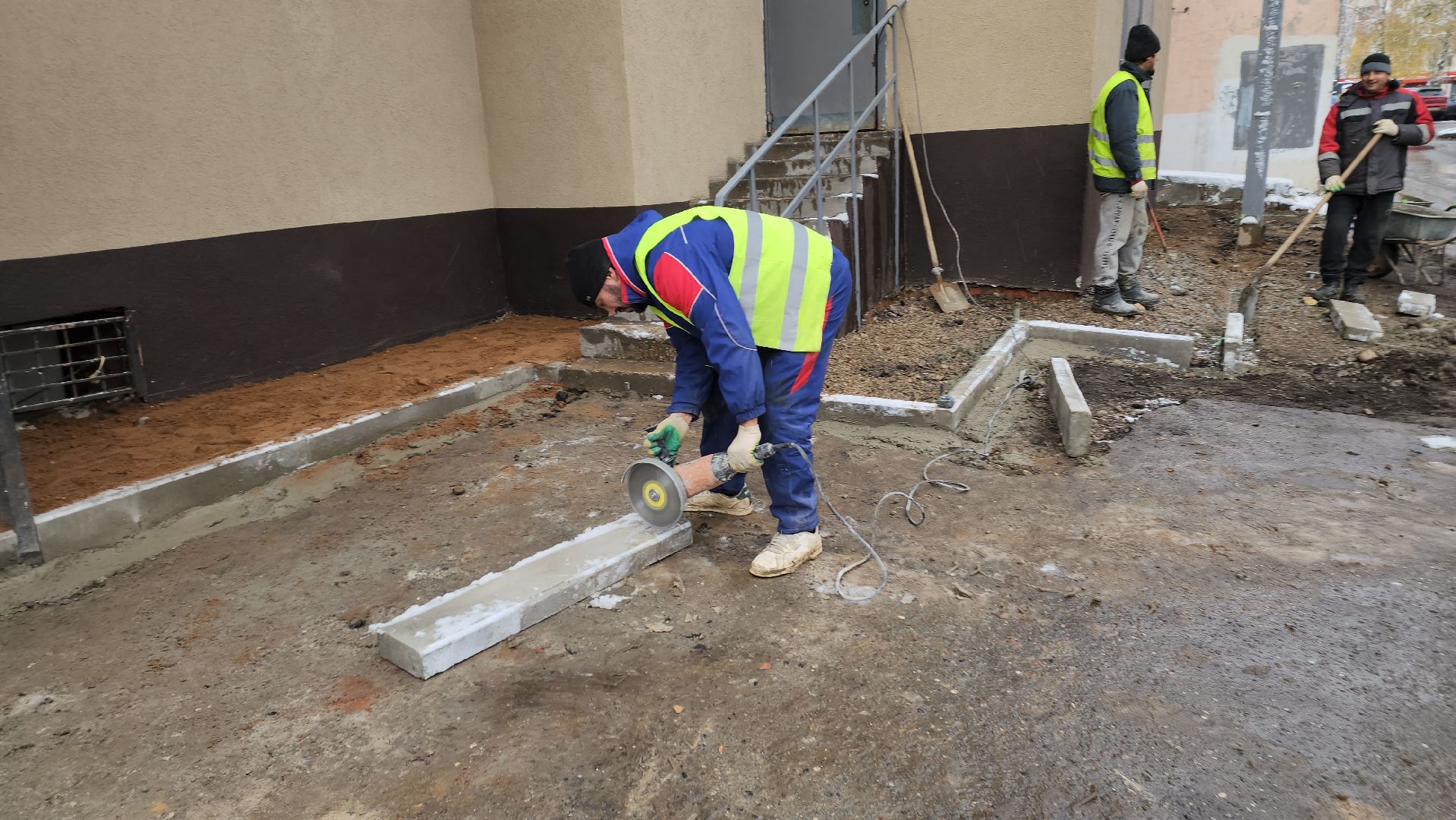 пушкино, отмостка дома, асфальтовое покрытие, капремонт, стоянка, вертикалка, рабочие, благоустройство,