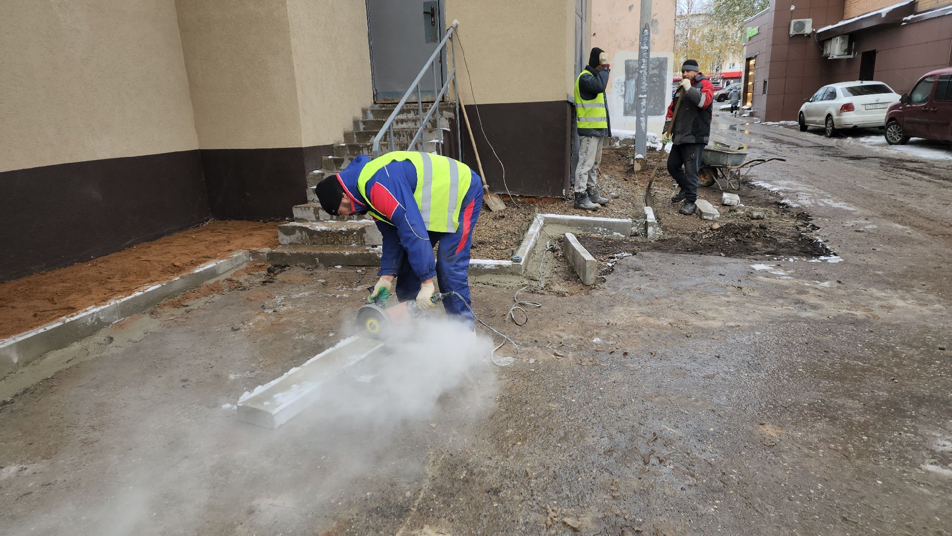 пушкино, отмостка дома, асфальтовое покрытие, капремонт, стоянка, вертикалка, рабочие, благоустройство,