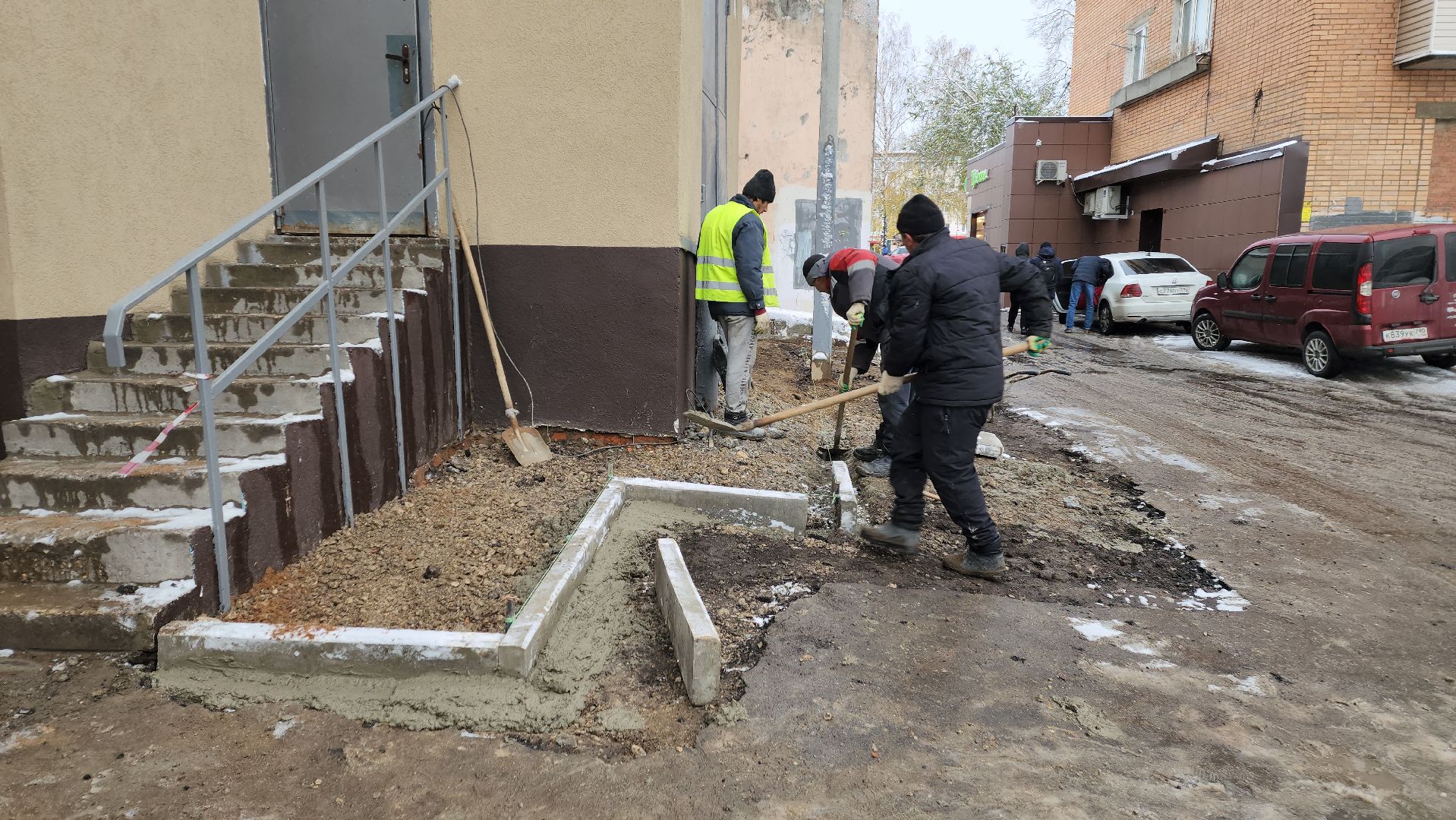 пушкино, отмостка дома, асфальтовое покрытие, капремонт, стоянка, вертикалка, рабочие, благоустройство,