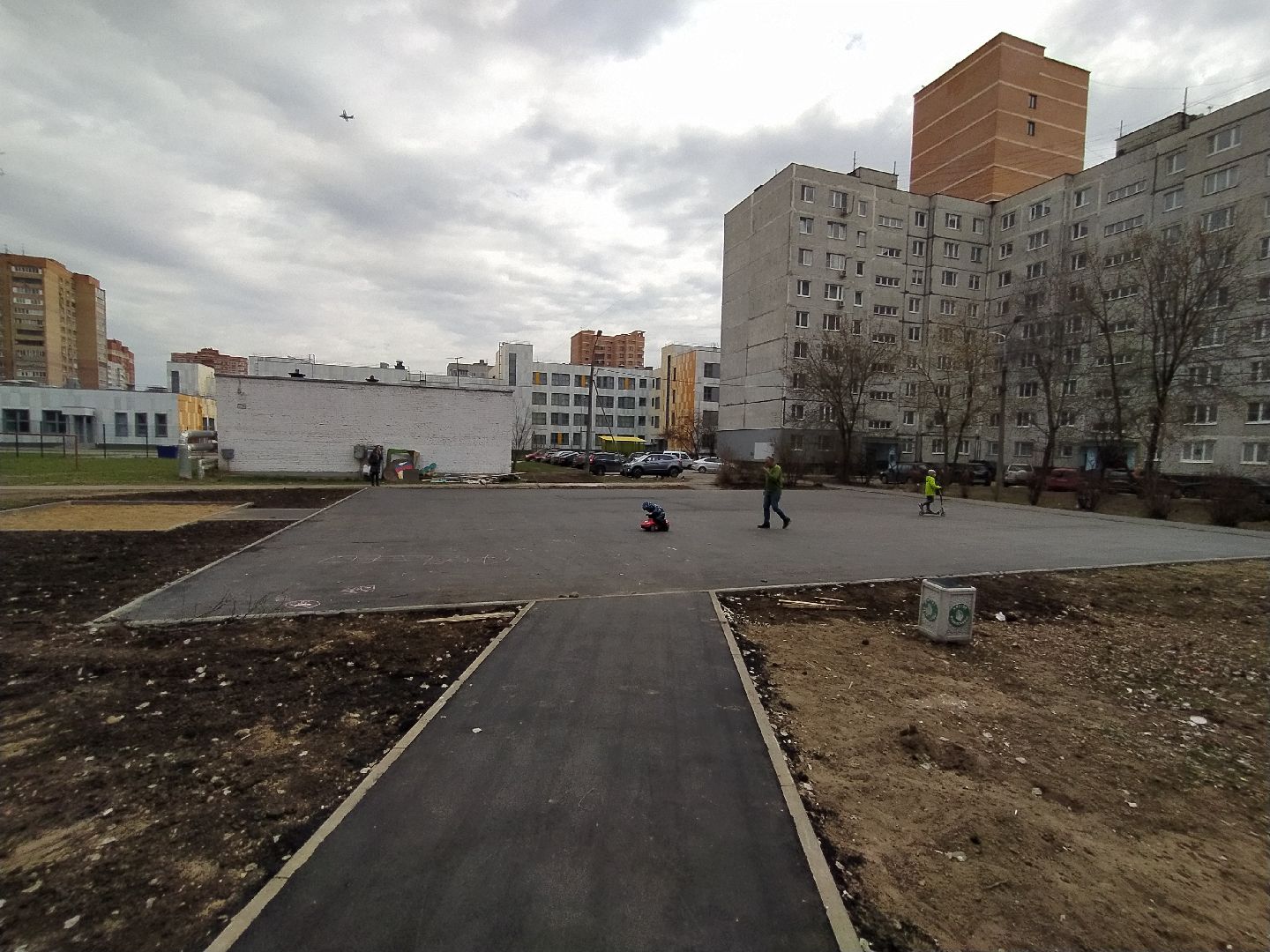 Детская площадка, качели, двор, благоустройство