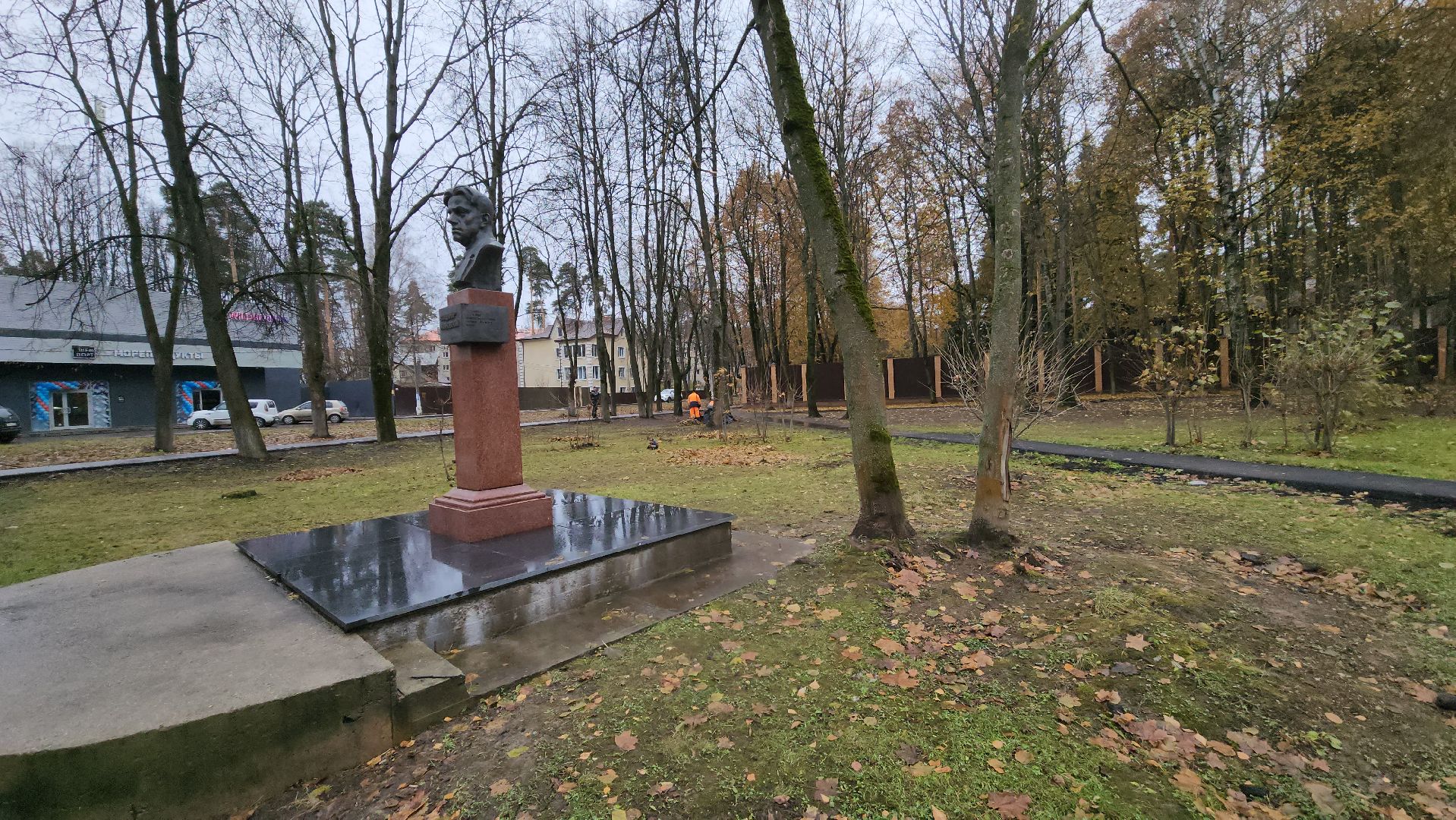 вертикалки, пушкино, благоустройство, листва, уборка дворов осенью, уборка общественных территорий, памятник, сквер,