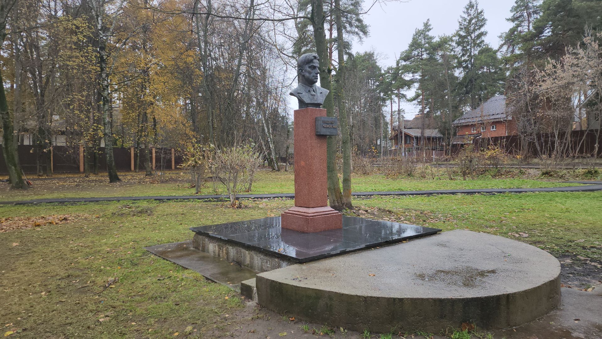 вертикалки, пушкино, благоустройство, листва, уборка дворов осенью, уборка общественных территорий, памятник, сквер,