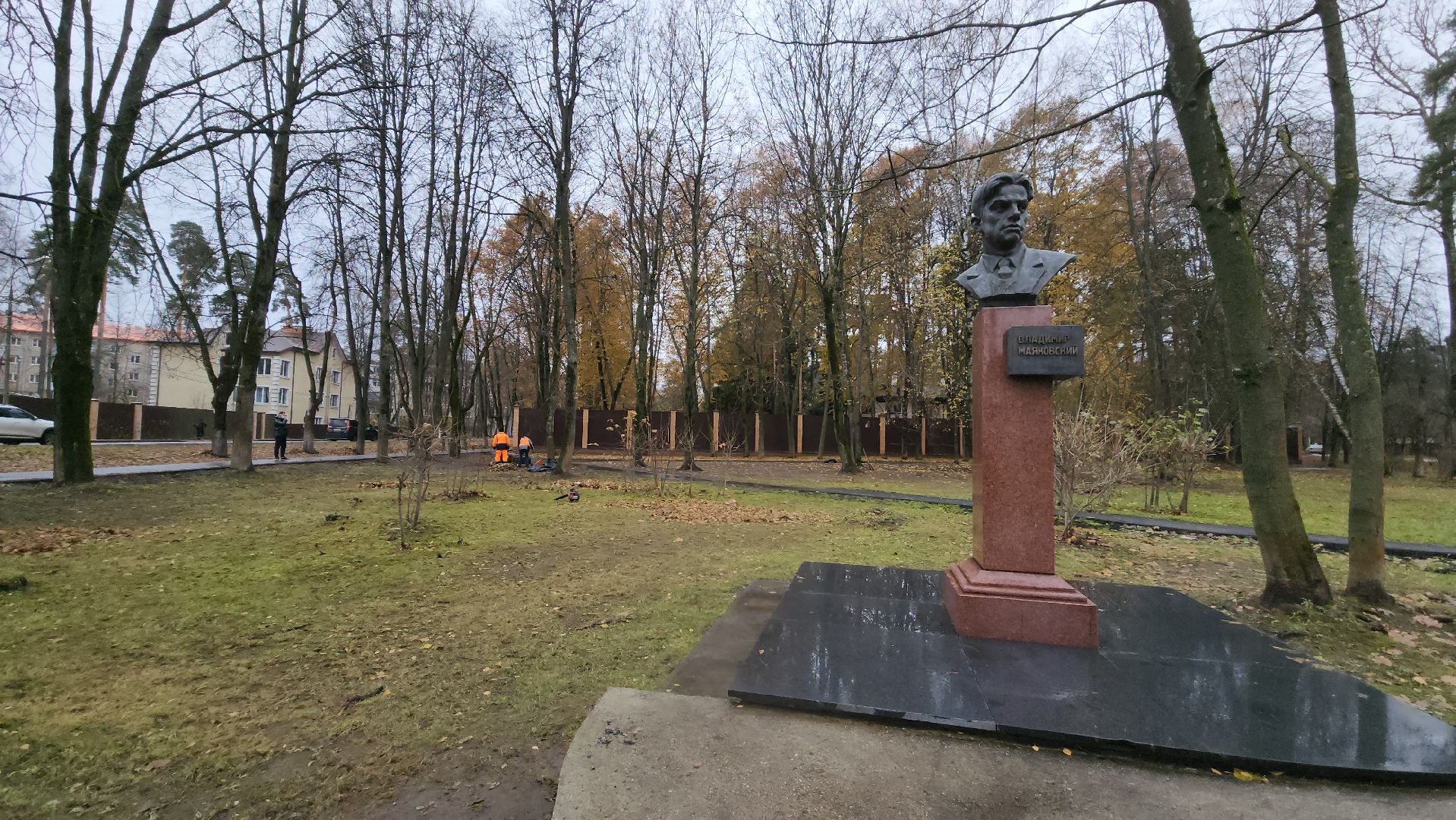 вертикалки, пушкино, благоустройство, листва, уборка дворов осенью, уборка общественных территорий, памятник, сквер,