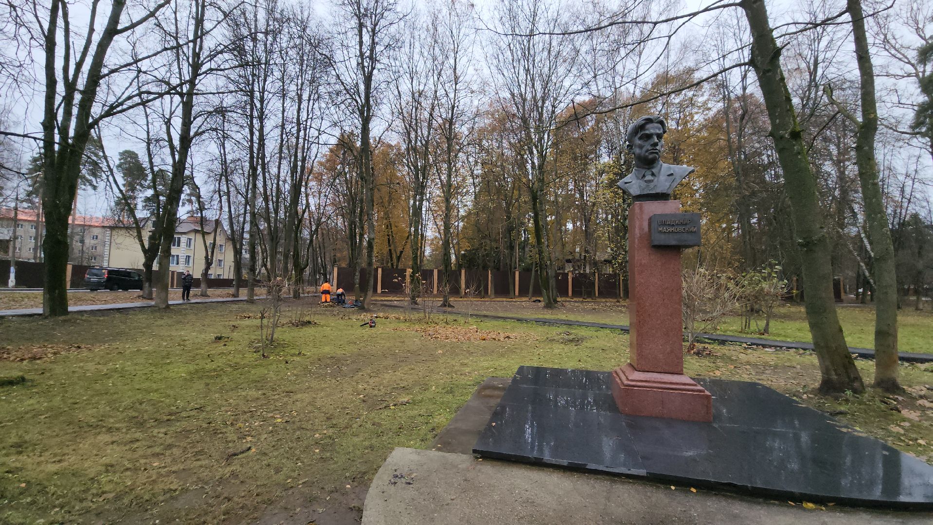 вертикалки, пушкино, благоустройство, листва, уборка дворов осенью, уборка общественных территорий, памятник, сквер,