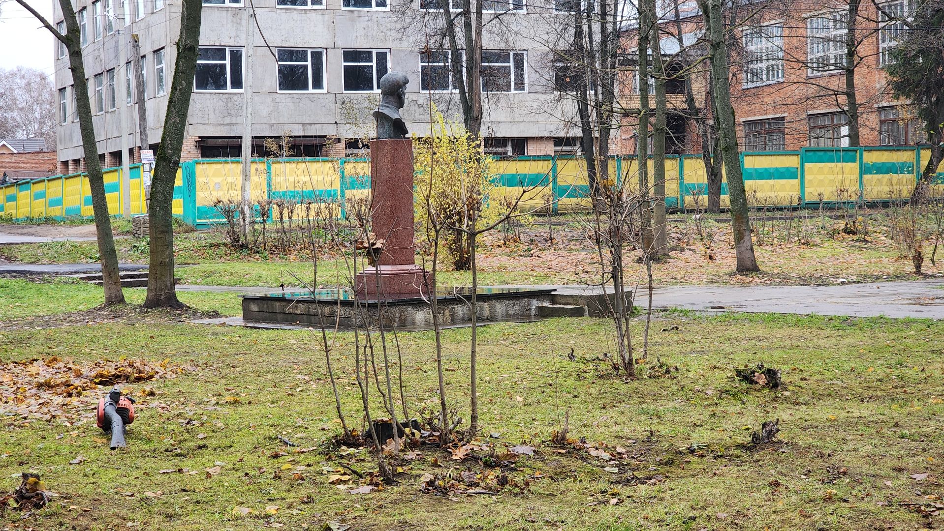 вертикалки, пушкино, благоустройство, листва, уборка дворов осенью, уборка общественных территорий, памятник, сквер,