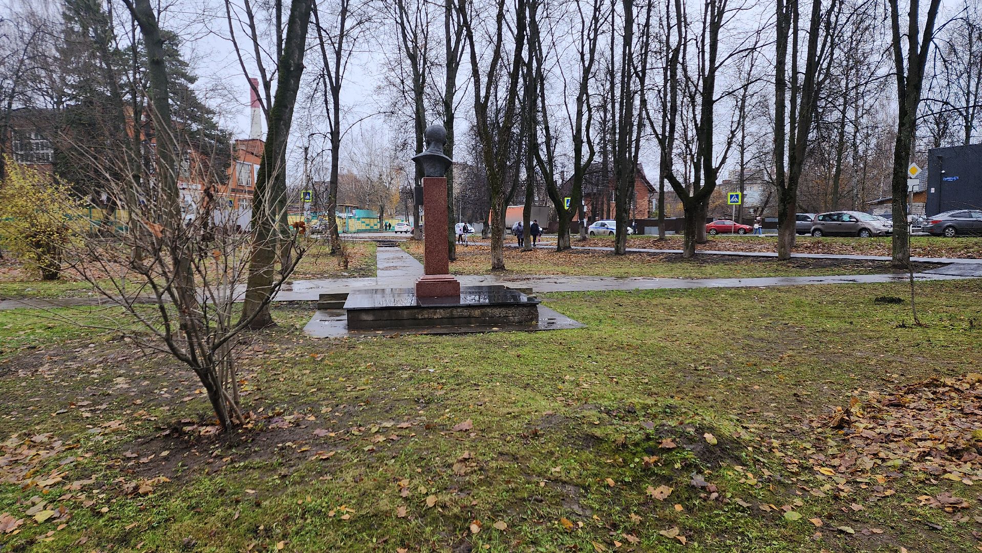 вертикалки, пушкино, благоустройство, листва, уборка дворов осенью, уборка общественных территорий, памятник, сквер,