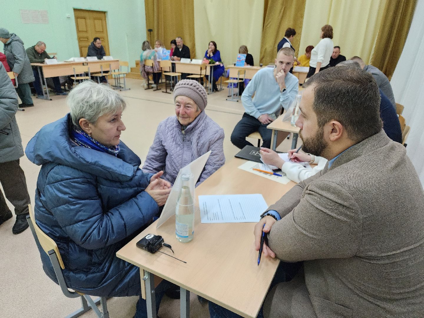 Чехов, деревня Крюково, выездная администрация, встреча с жителями, обращения граждан, освещение, ремонт моста, автобусное сообщение, глава округа михаил собакин,