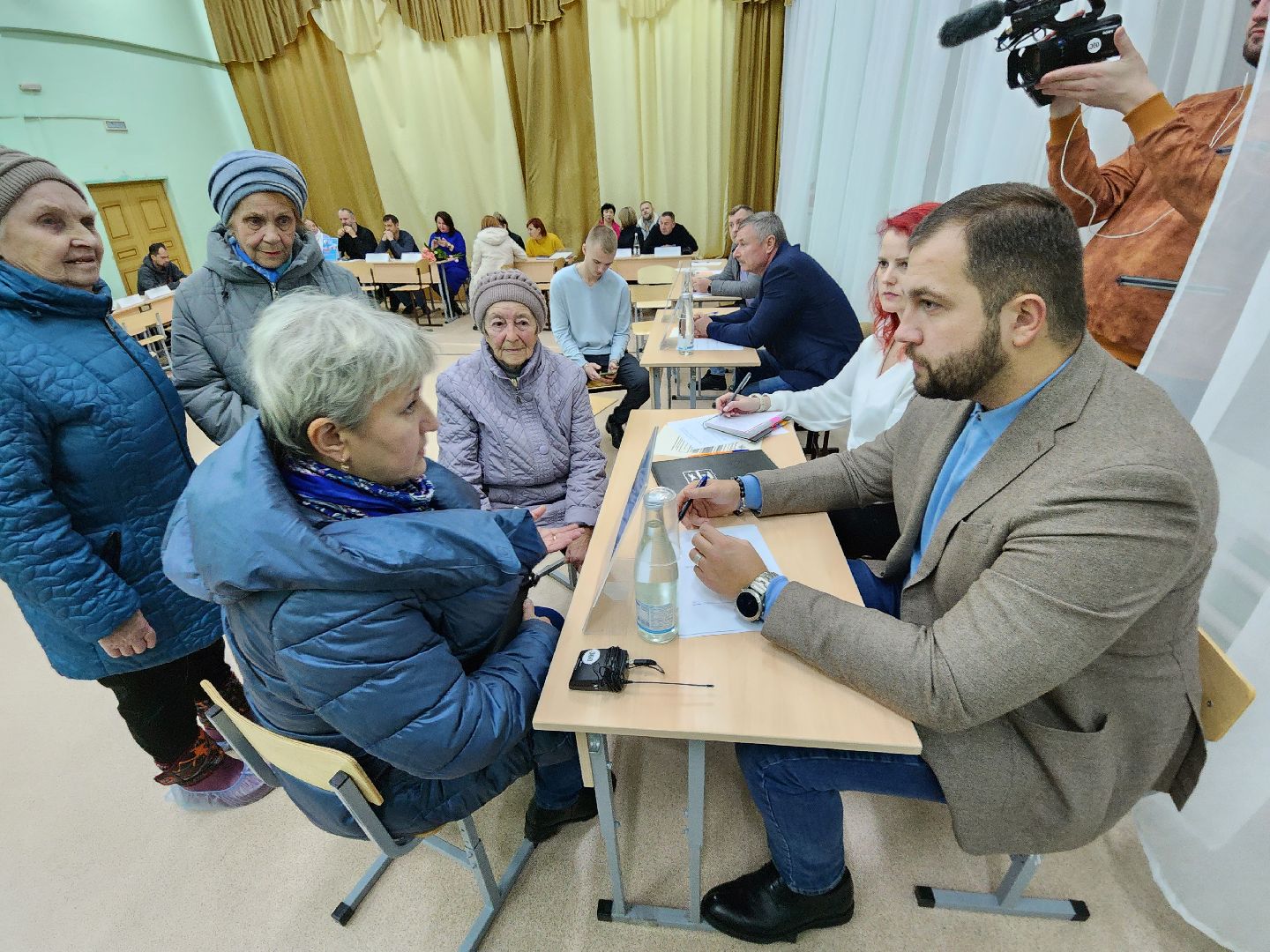 Чехов, деревня Крюково, выездная администрация, встреча с жителями, обращения граждан, освещение, ремонт моста, автобусное сообщение, глава округа михаил собакин,