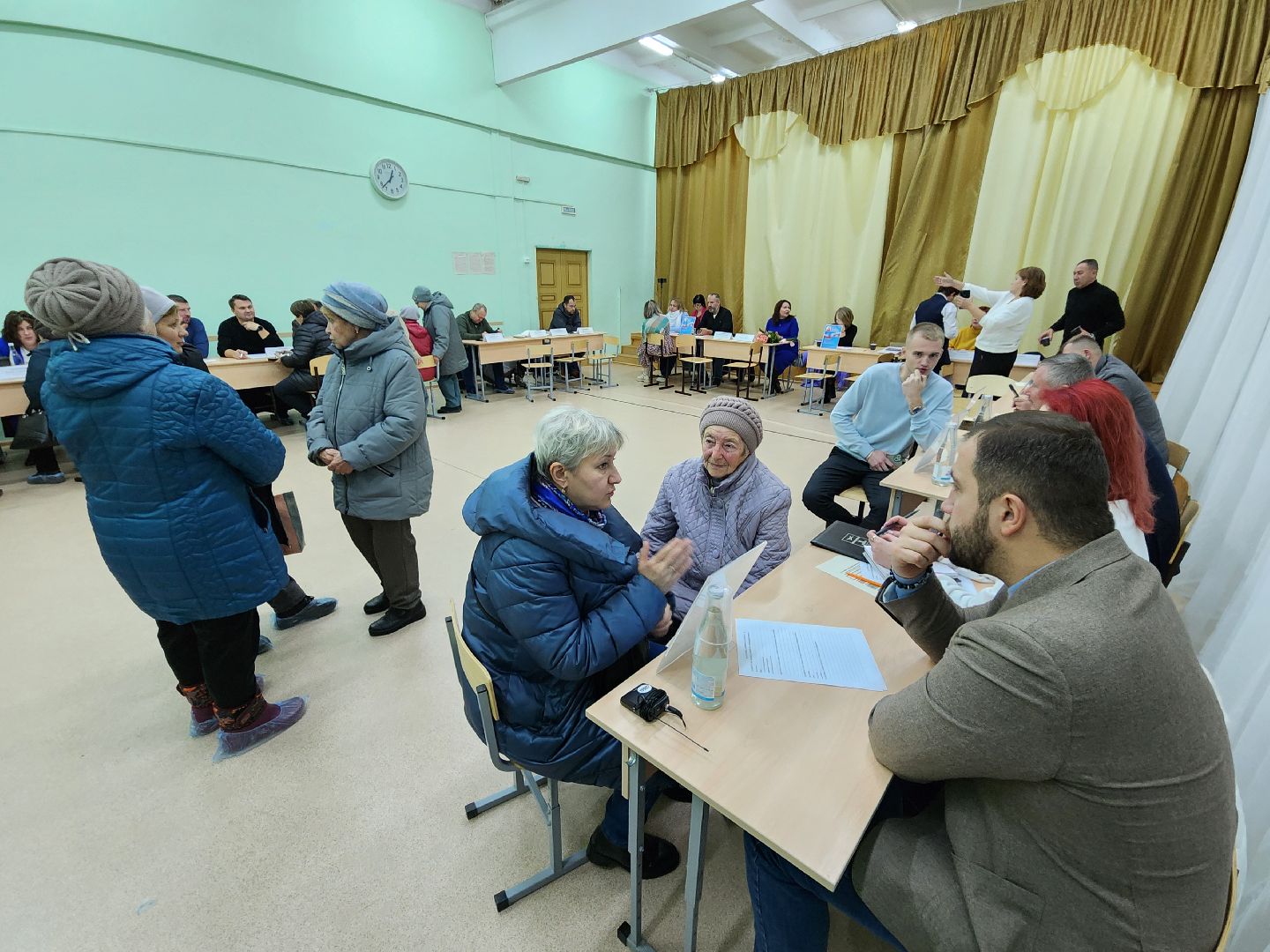 Чехов, деревня Крюково, выездная администрация, встреча с жителями, обращения граждан, освещение, ремонт моста, автобусное сообщение, глава округа михаил собакин,