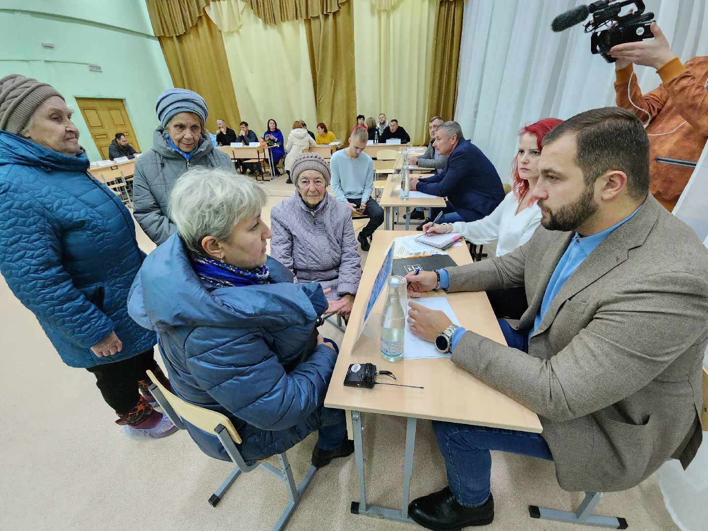 Чехов, деревня Крюково, выездная администрация, встреча с жителями, обращения граждан, освещение, ремонт моста, автобусное сообщение, глава округа михаил собакин,