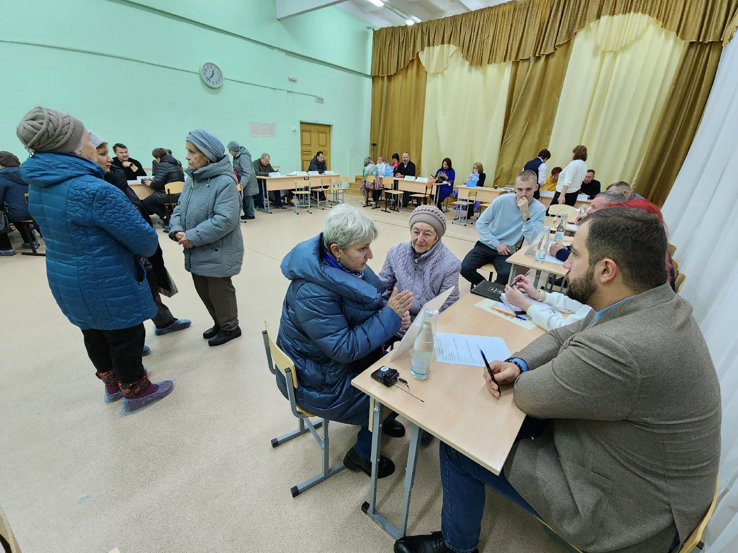 Чехов, деревня Крюково, выездная администрация, встреча с жителями, обращения граждан, освещение, ремонт моста, автобусное сообщение, глава округа михаил собакин,