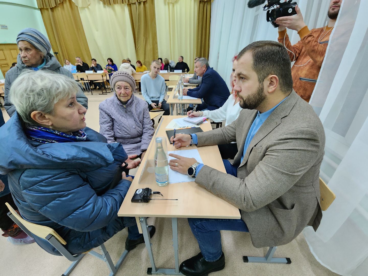 Чехов, деревня Крюково, выездная администрация, встреча с жителями, обращения граждан, освещение, ремонт моста, автобусное сообщение, глава округа михаил собакин,