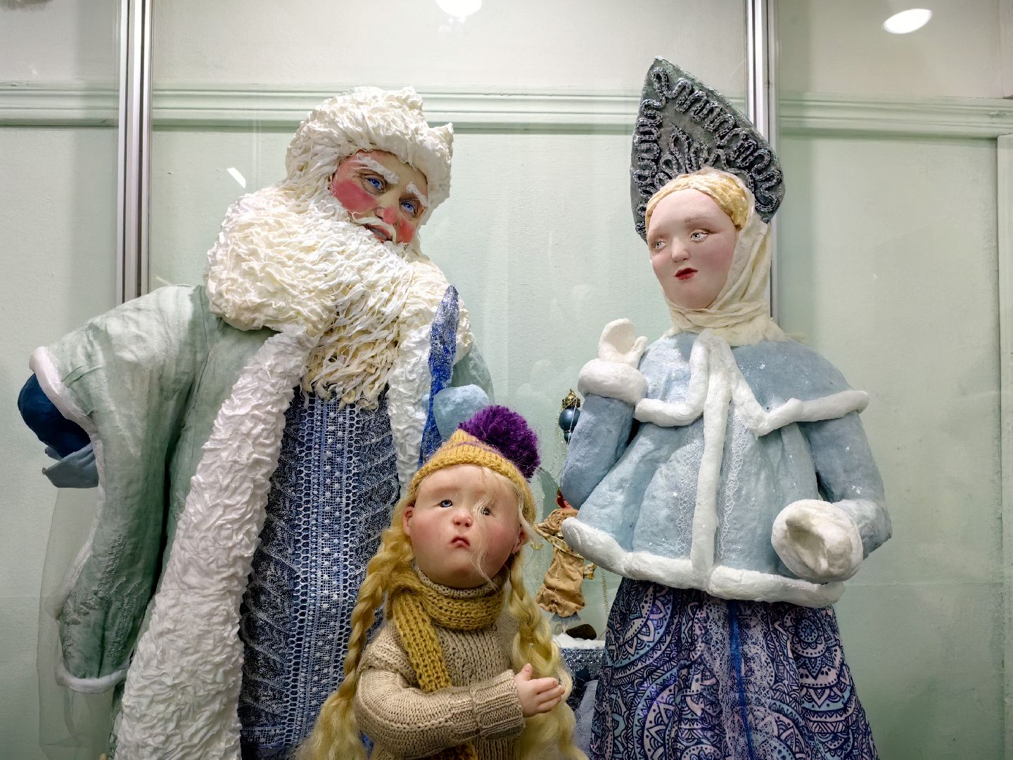 выставка кукол, предновогодняя выставка, дед мороз и снегурочка, папье-маше, Белая ворона, вертикалки