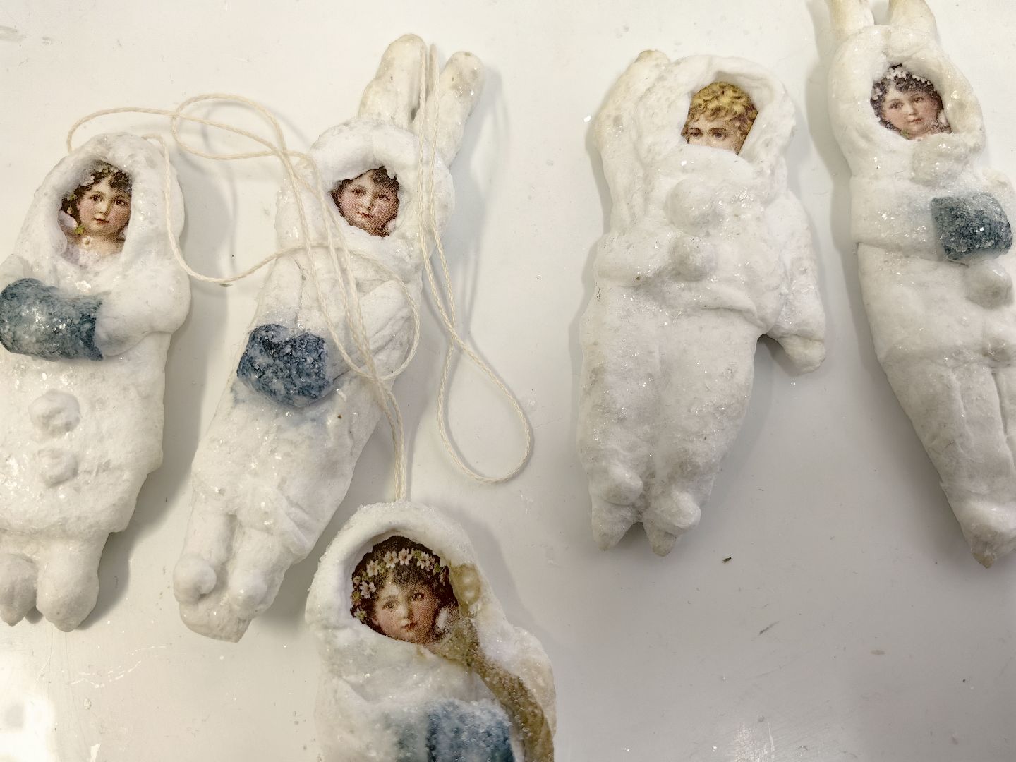 выставка кукол, предновогодняя выставка, дед мороз и снегурочка, папье-маше, Белая ворона, вертикалки