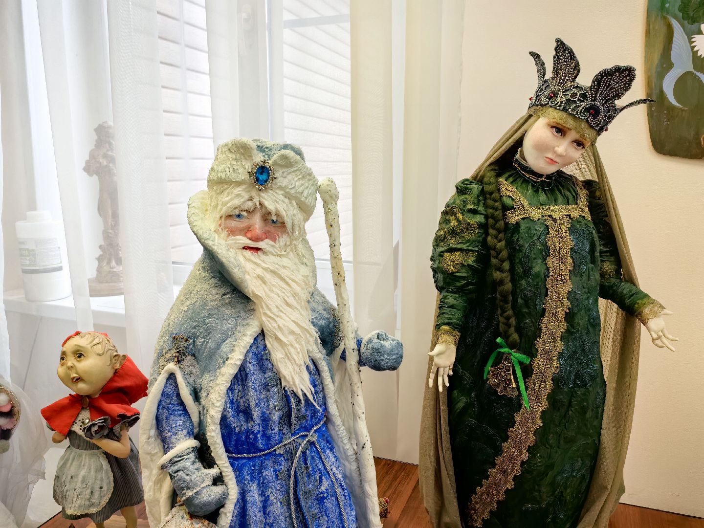 выставка кукол, предновогодняя выставка, дед мороз и снегурочка, папье-маше, Белая ворона, вертикалки