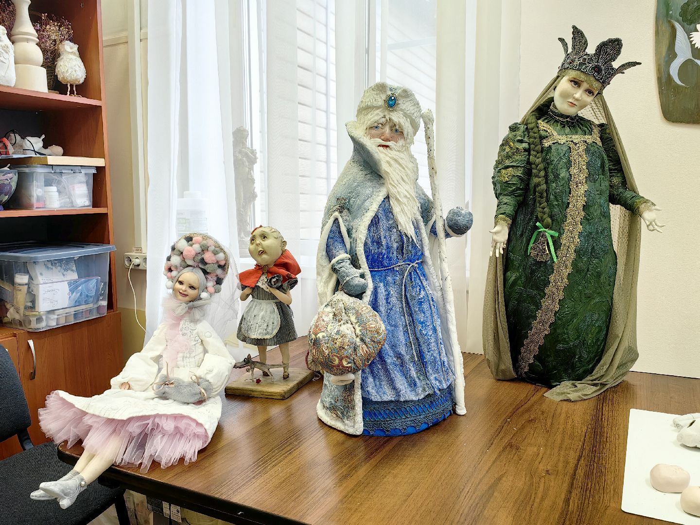 выставка кукол, предновогодняя выставка, дед мороз и снегурочка, папье-маше, Белая ворона, вертикалки