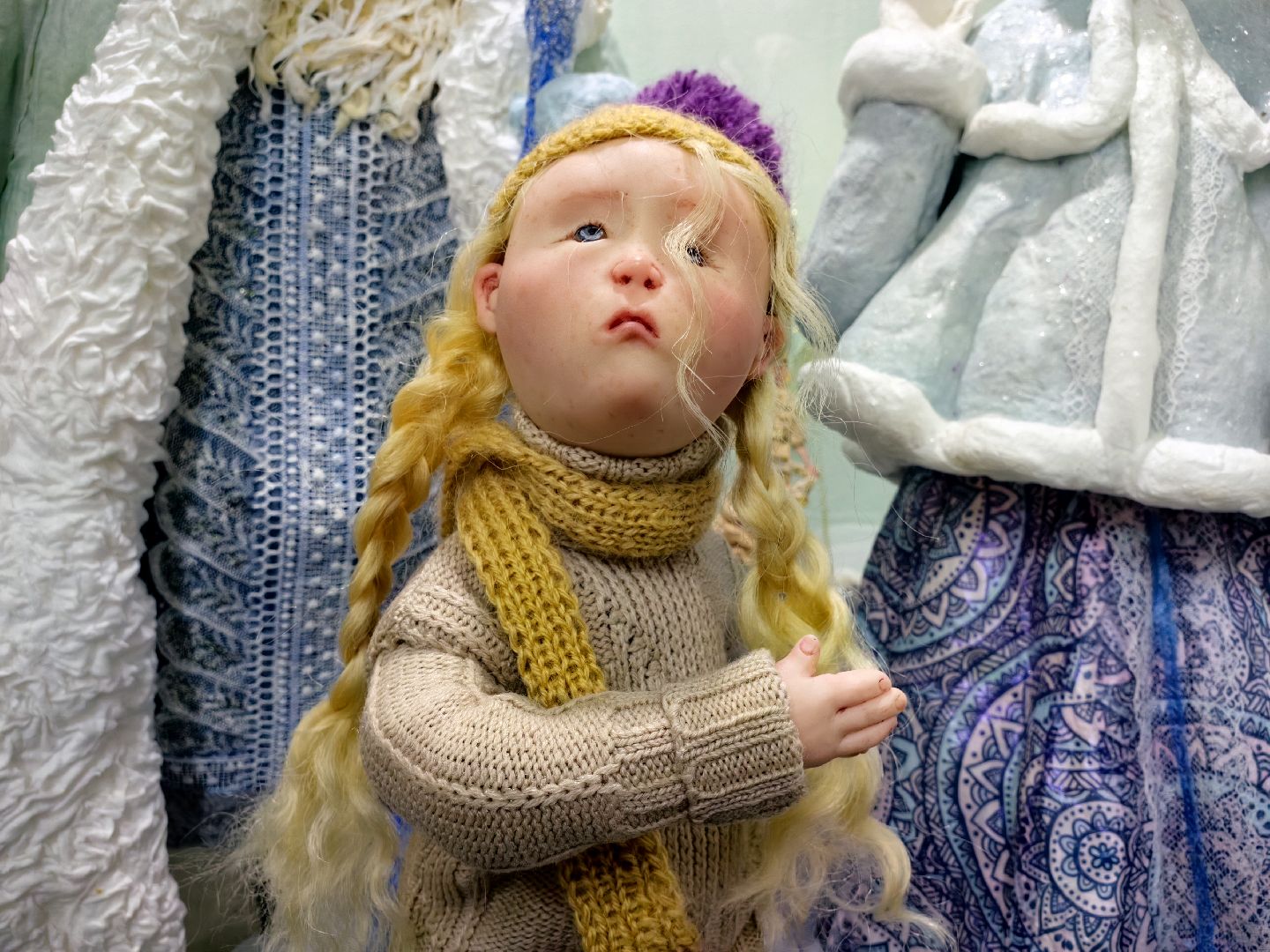 выставка кукол, предновогодняя выставка, дед мороз и снегурочка, папье-маше, Белая ворона, вертикалки