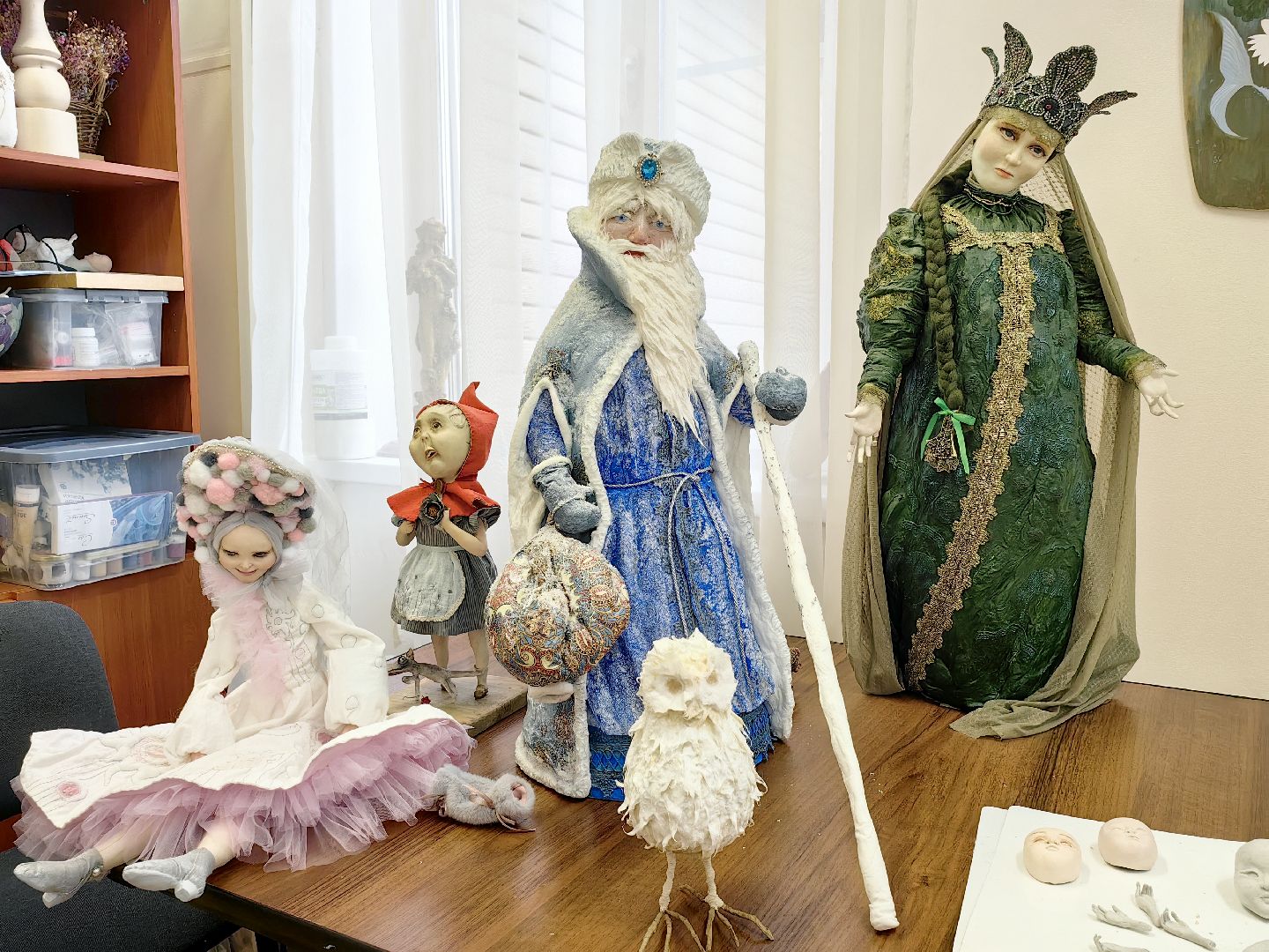 выставка кукол, предновогодняя выставка, дед мороз и снегурочка, папье-маше, Белая ворона, вертикалки