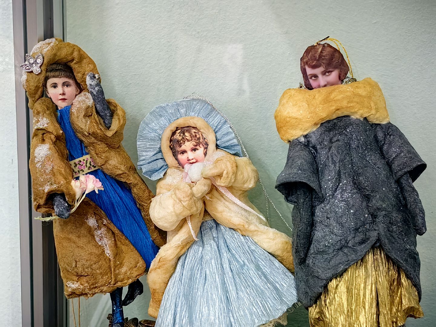 выставка кукол, предновогодняя выставка, дед мороз и снегурочка, папье-маше, Белая ворона, вертикалки