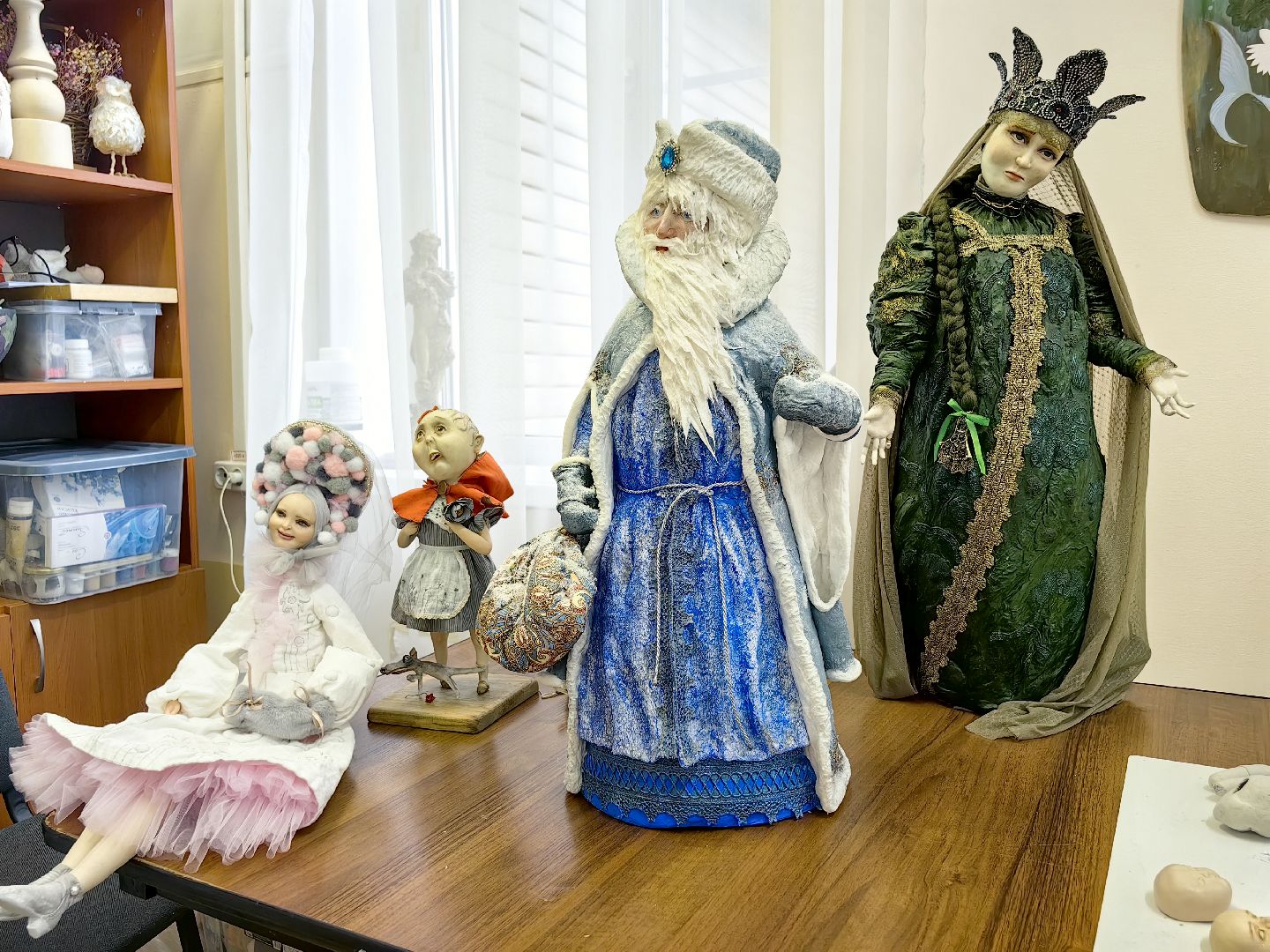 выставка кукол, предновогодняя выставка, дед мороз и снегурочка, папье-маше, Белая ворона, вертикалки