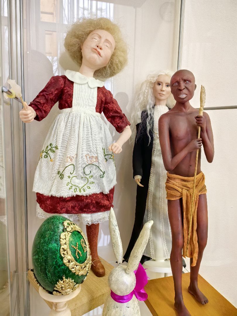 выставка кукол, предновогодняя выставка, дед мороз и снегурочка, папье-маше, Белая ворона, вертикалки