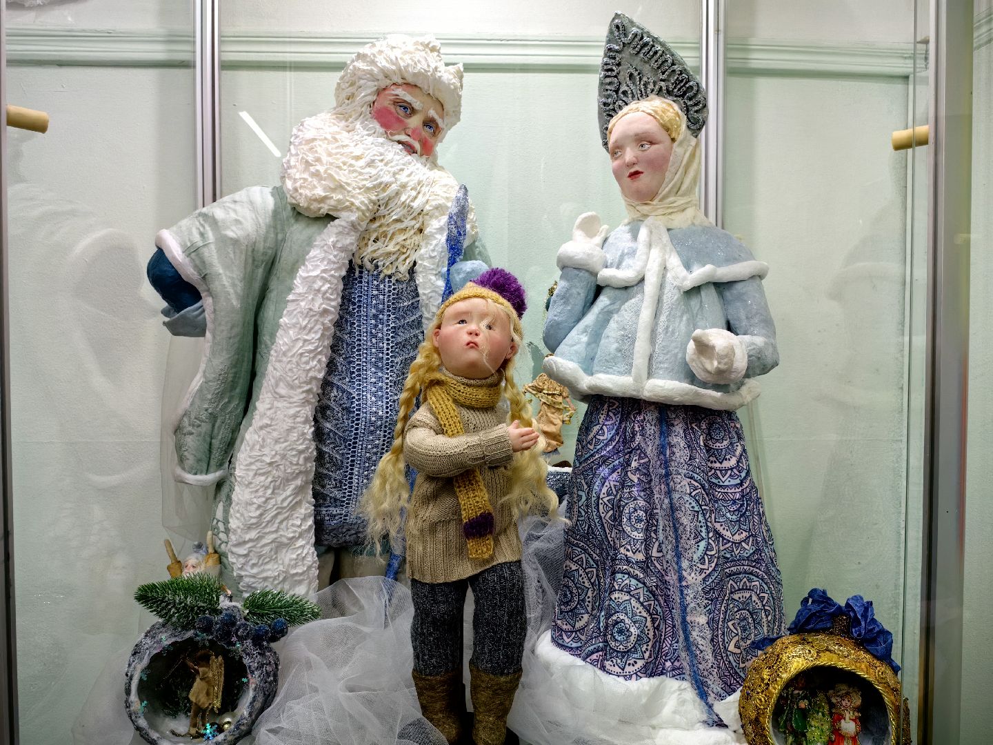выставка кукол, предновогодняя выставка, дед мороз и снегурочка, папье-маше, Белая ворона, вертикалки
