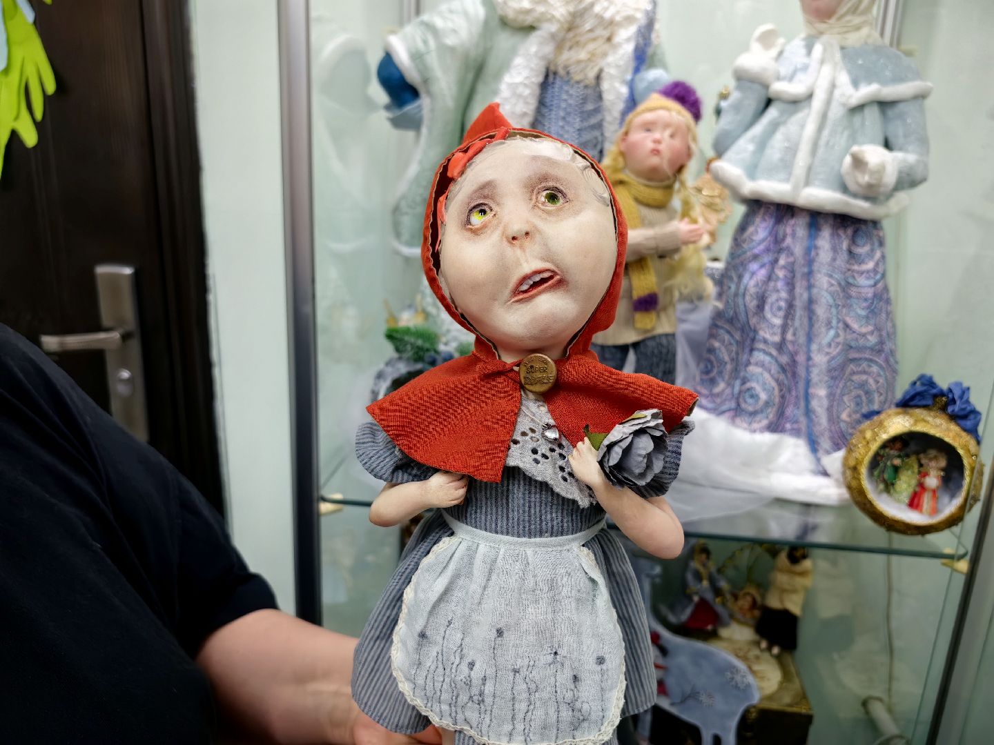 выставка кукол, предновогодняя выставка, дед мороз и снегурочка, папье-маше, Белая ворона, вертикалки