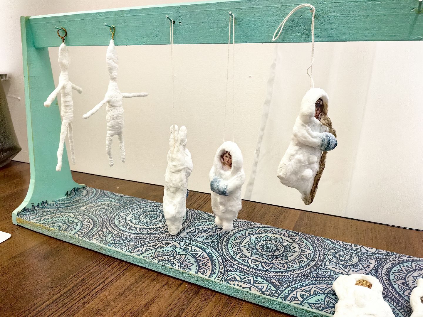 выставка кукол, предновогодняя выставка, дед мороз и снегурочка, папье-маше, Белая ворона, вертикалки