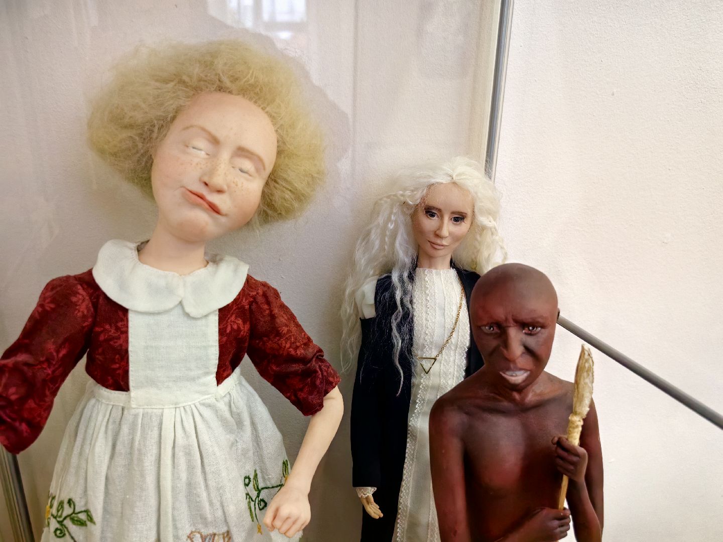 выставка кукол, предновогодняя выставка, дед мороз и снегурочка, папье-маше, Белая ворона, вертикалки