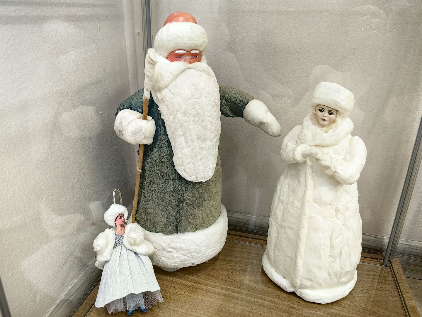 выставка кукол, предновогодняя выставка, дед мороз и снегурочка, папье-маше, Белая ворона, вертикалки