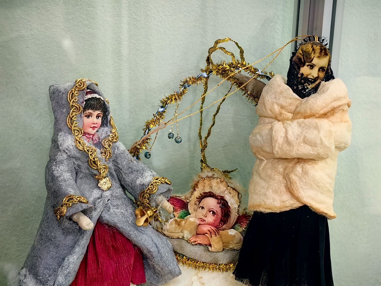 выставка кукол, предновогодняя выставка, дед мороз и снегурочка, папье-маше, Белая ворона, вертикалки