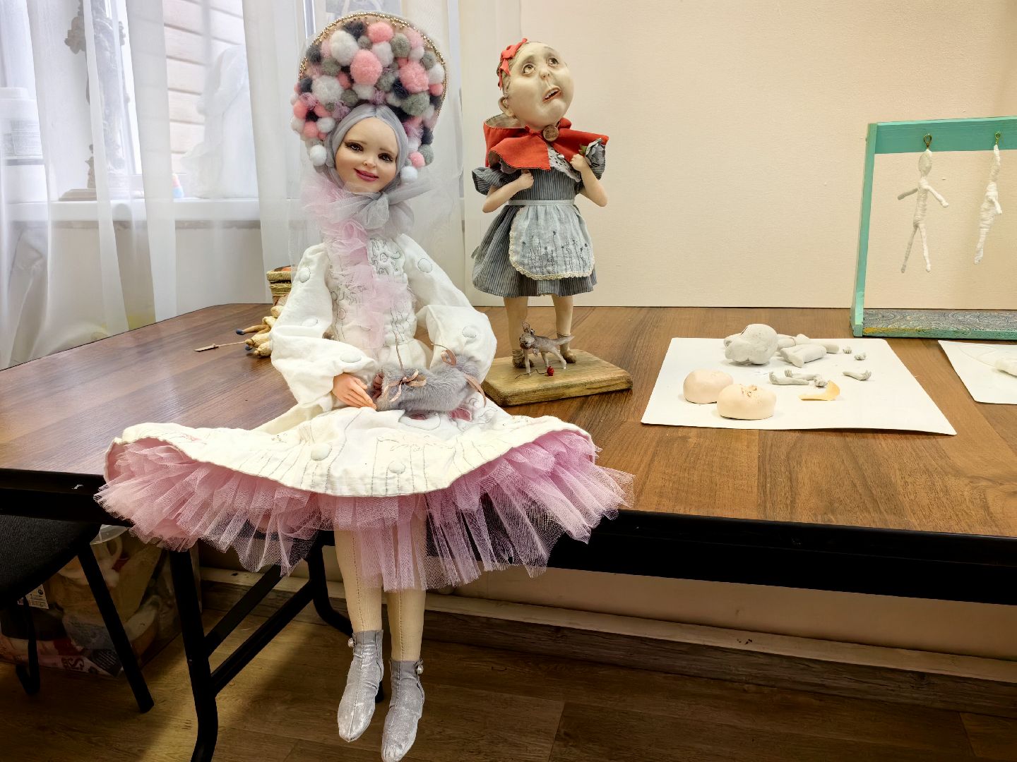 выставка кукол, предновогодняя выставка, дед мороз и снегурочка, папье-маше, Белая ворона, вертикалки