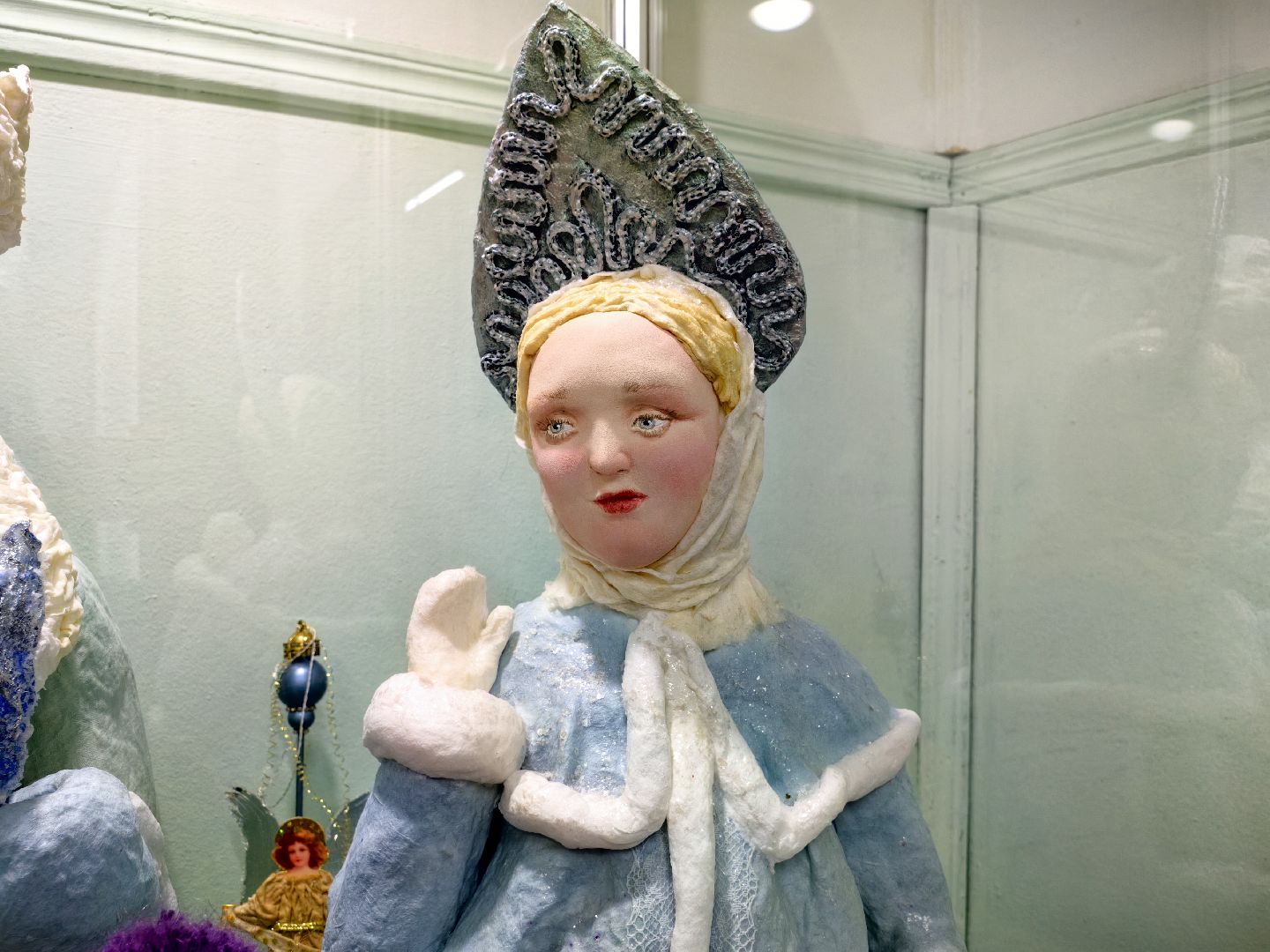 выставка кукол, предновогодняя выставка, дед мороз и снегурочка, папье-маше, Белая ворона, вертикалки