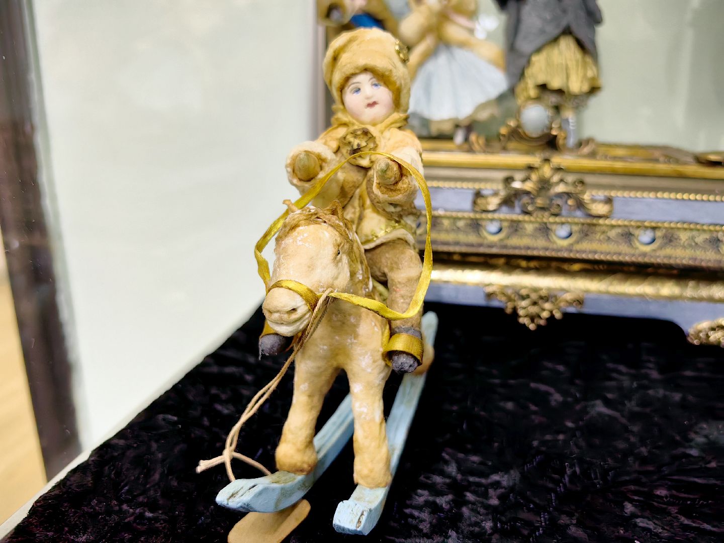 выставка кукол, предновогодняя выставка, дед мороз и снегурочка, папье-маше, Белая ворона, вертикалки