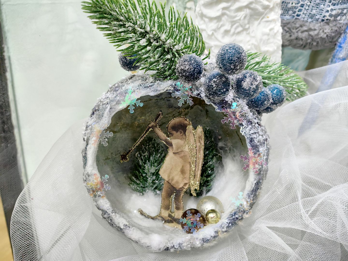 выставка кукол, предновогодняя выставка, дед мороз и снегурочка, папье-маше, Белая ворона, вертикалки