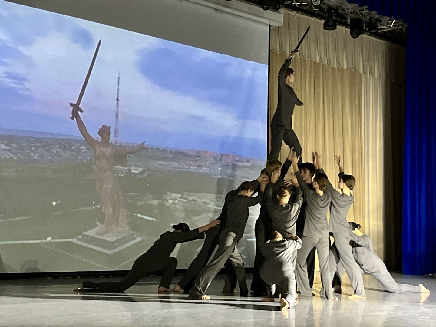 сво выставка, стипендия губернатора, хореографическая школа имени ирины зайцевой, наро-фоминск, памяти бойцов сво,вертикальное видео, вертикалка,